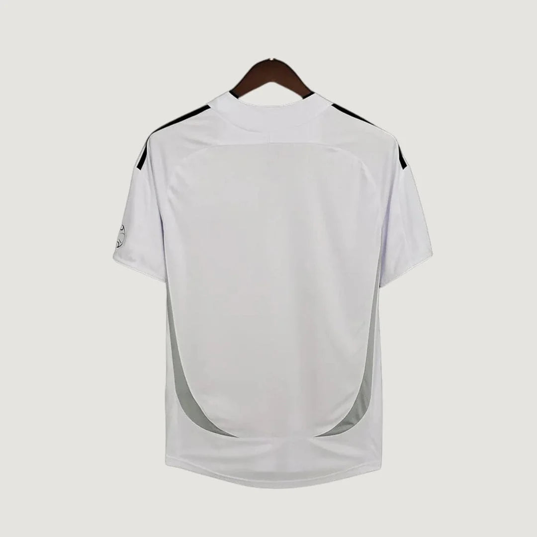dos d’un maillot de foot blanc avec détails noirs et gris, manches courtes, sur cintre