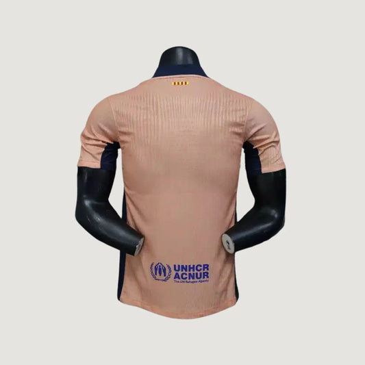 Dos d’un maillot de foot rose avec logo UNHCR ACNUR, mannequin noir, fond clair.