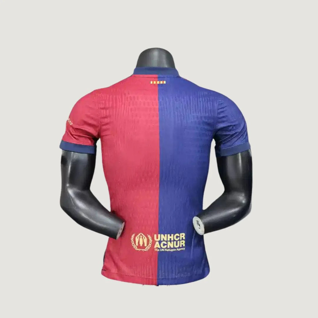 Maillot de foot bicolore rouge et bleu, logo UNHCR ACNUR au dos, sur mannequin.