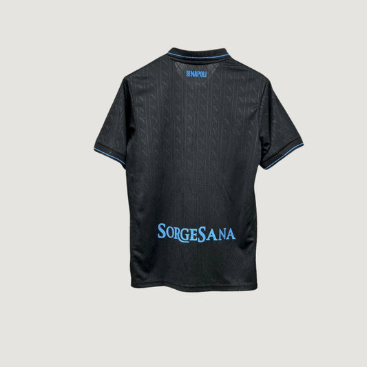 Maillot de foot noir Napoli, dos visible, logo Sorgensana, liseré bleu, fond neutre