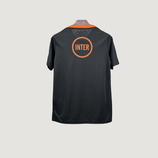 Maillot de foot noir avec col orange et logo Inter au dos, design moderne