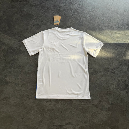 Maillot de foot blanc uni vu de dos, posé au sol, étiquette visible