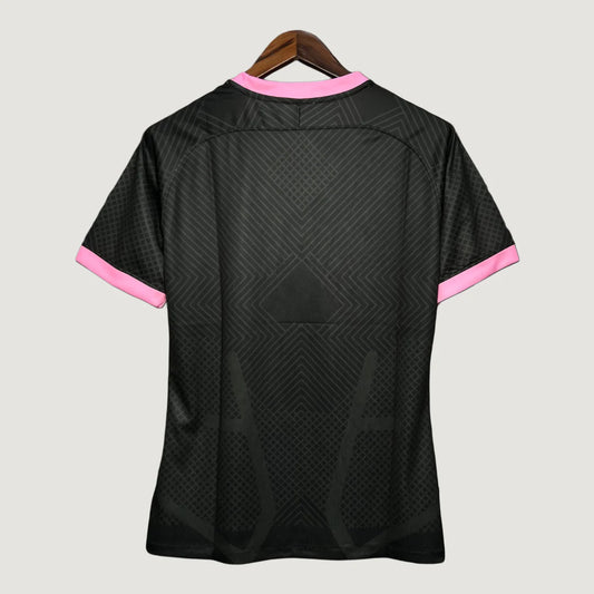Maillot de football noir avec motifs géométriques et détails roses, vu de dos