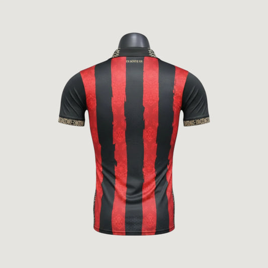 Maillot de foot homme noir à rayures rouges, col et manches à motif doré, dos visible.