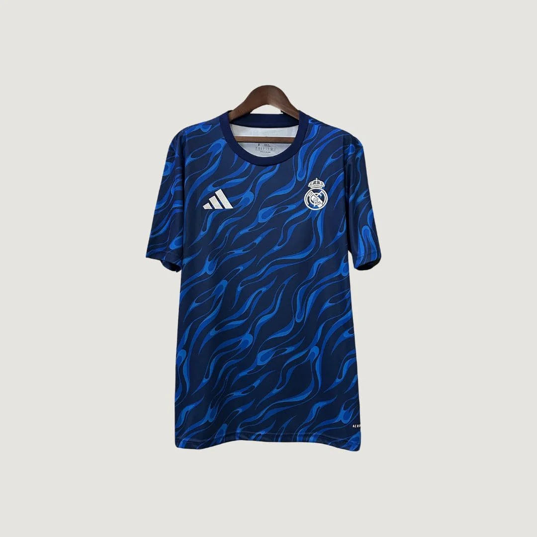 Maillot de foot bleu à motifs ondulés, logo du club et logo Adidas sur le torse.