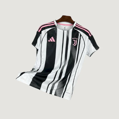 Maillot de football blanc rayé noir et rose, écusson et trois étoiles sur la poitrine.