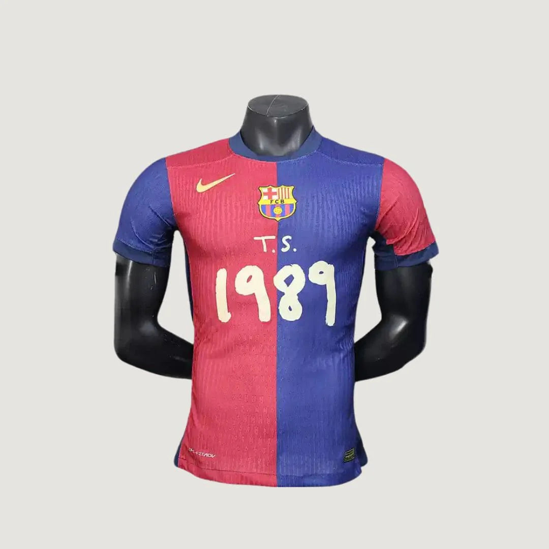 Maillot de football rétro bleu et rouge, inscription 1989, blason FCB visible, sur mannequin.