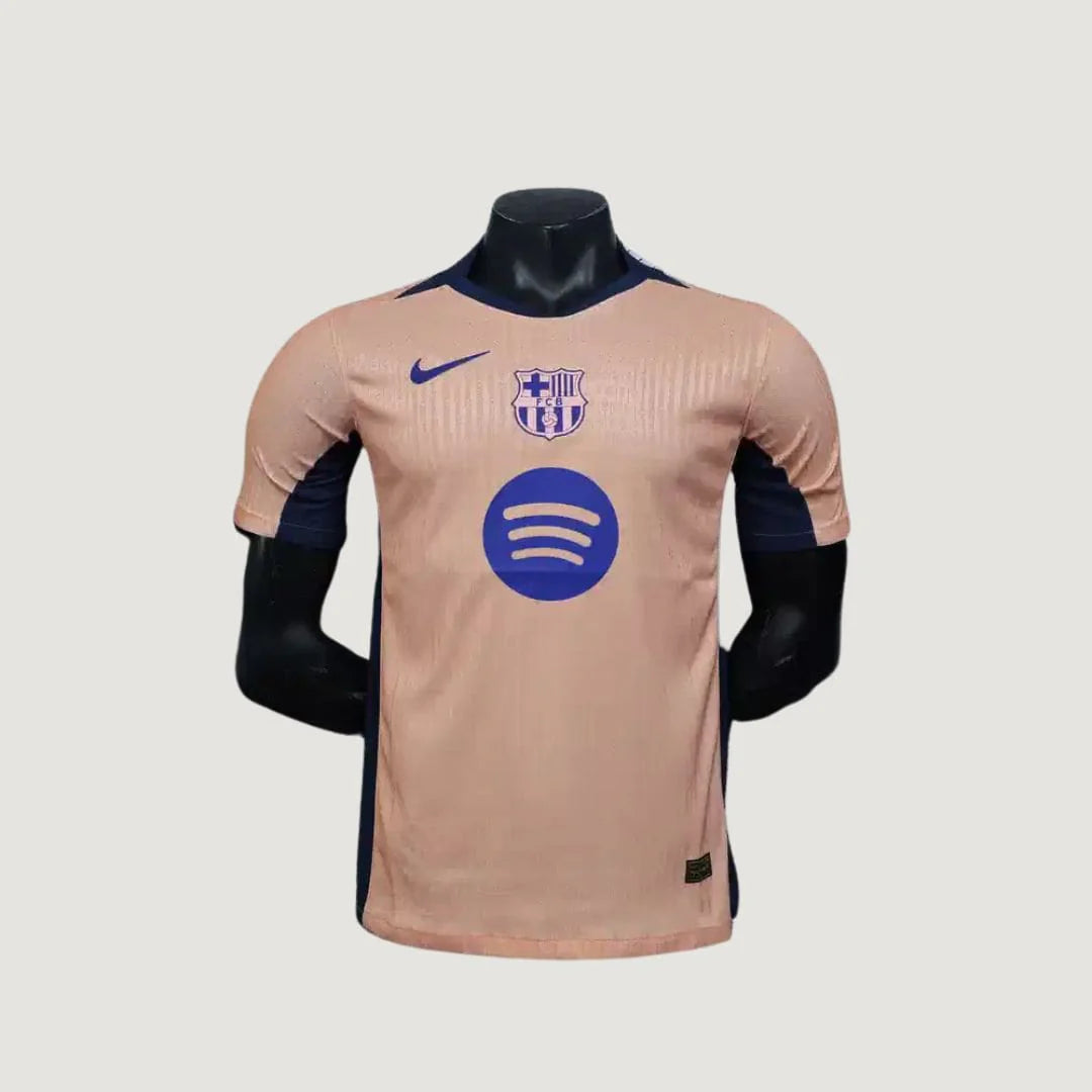 Maillot de foot beige et bleu avec logo et écusson sur mannequin noir