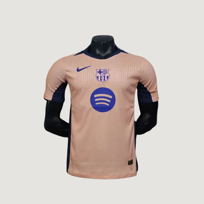Maillot de foot beige et bleu avec logo et écusson sur mannequin noir