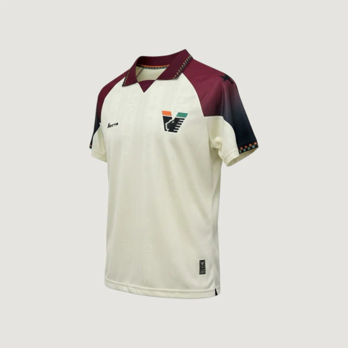 Maillot de foot blanc à manches bordeaux, logo sur la poitrine, style rétro football.