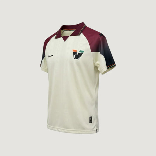 Maillot de foot blanc à manches bordeaux, logo sur la poitrine, style rétro football.