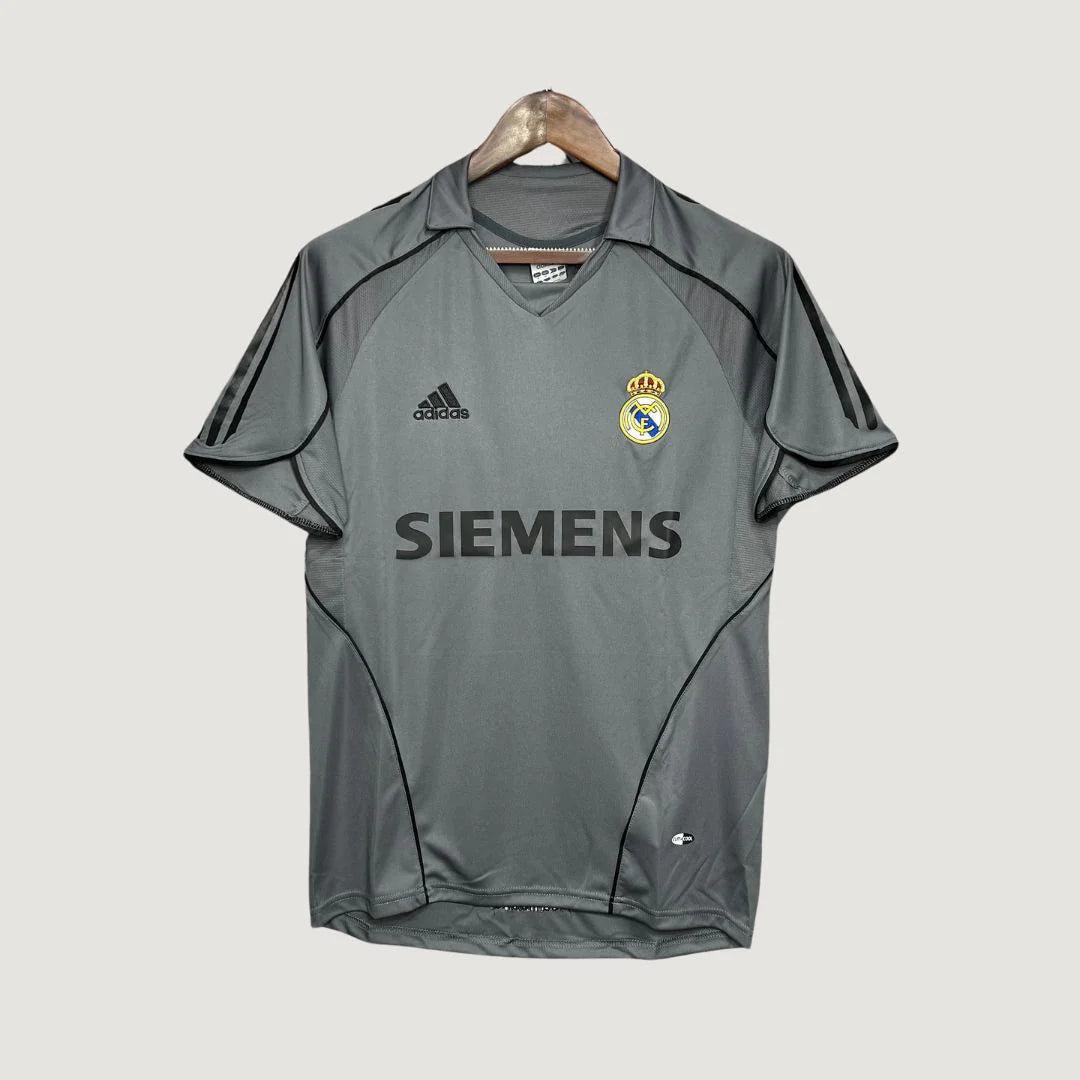 Maillot de foot gris Adidas, logo du Real Madrid, sponsor Siemens au centre.