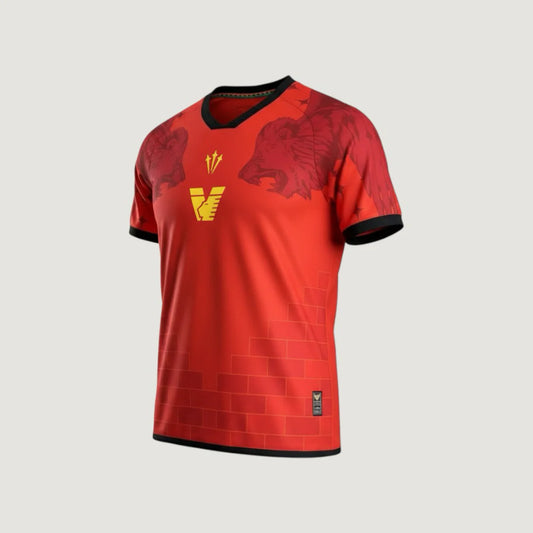 Maillot de foot rouge personnalisable avec motif lion et accents jaunes, col noir, style unique.