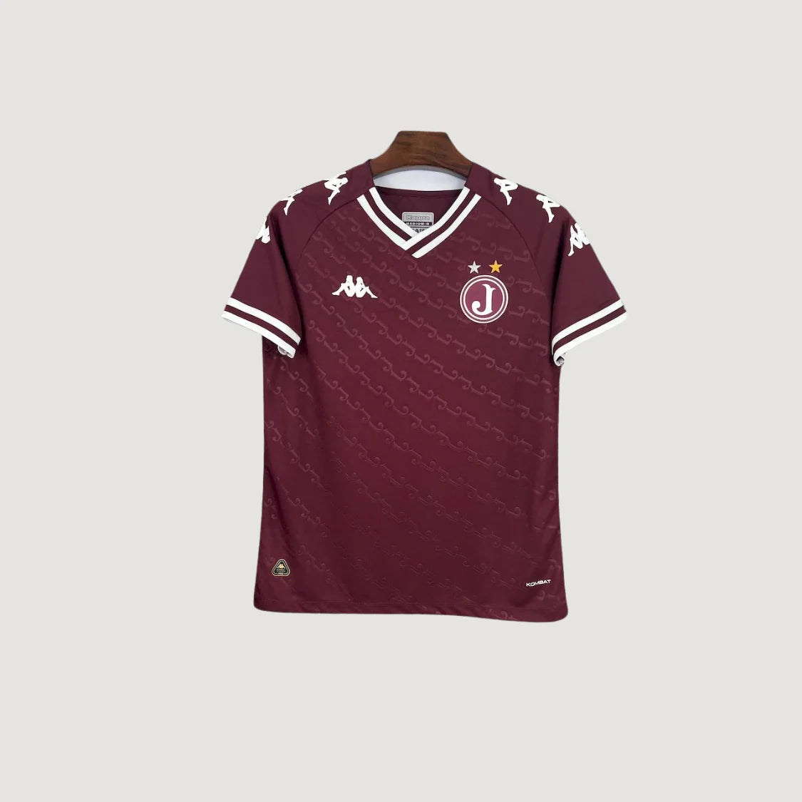 Maillot de foot bordeaux homme, logo J et deux étoiles, détails blancs, sur cintre.