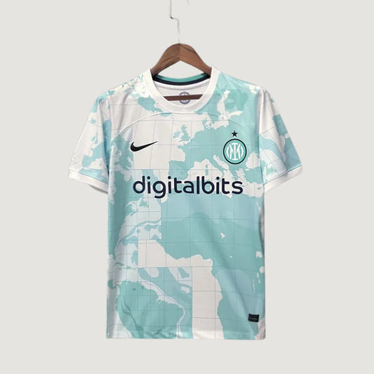 Maillot de foot bleu clair et blanc avec carte du monde, logo Nike et Inter Milan, suspendu sur cintre