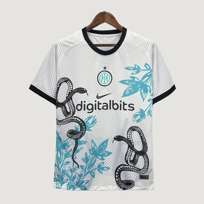 Maillot de foot blanc Inter Milan motif serpent noir et fleurs bleues, col noir, manches courtes.