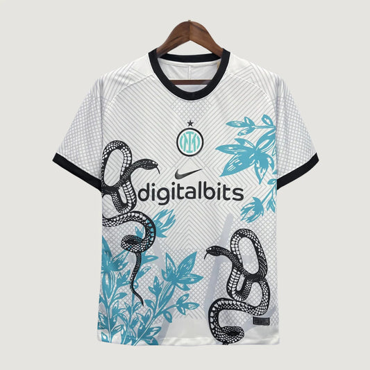 Maillot de foot blanc Inter Milan motif serpent noir et fleurs bleues, col noir, manches courtes.