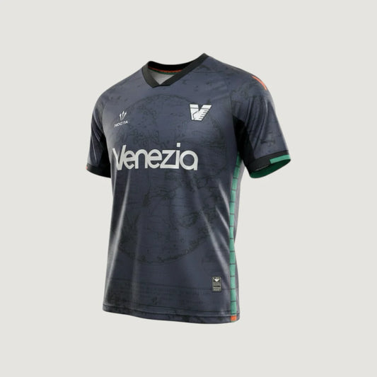 Maillot de football Venezia noir, motifs subtils, manches courtes, détails verts, logo brodé.