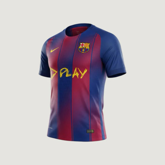 Maillot de foot bleu et rouge à manches courtes, logo blason, sponsor jaune PLAY.