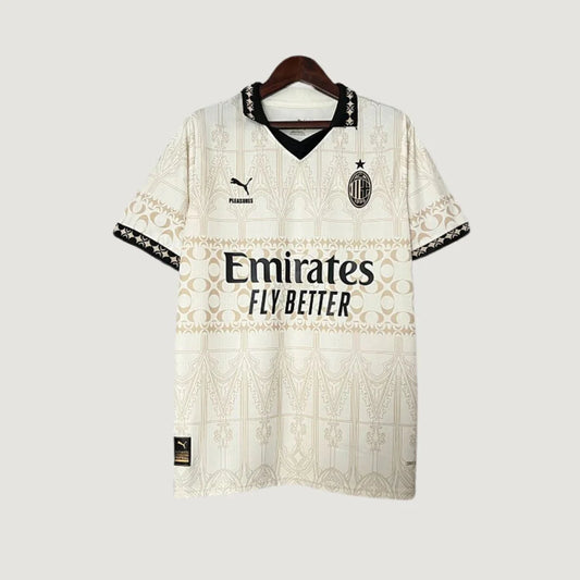 Maillot de foot AC Milan extérieur beige avec motifs dorés, logo Puma et sponsor, manches courtes.