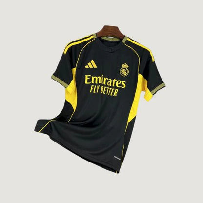 Maillot de football noir et jaune avec logos brodés, manches courtes, style Réal Madrid.
