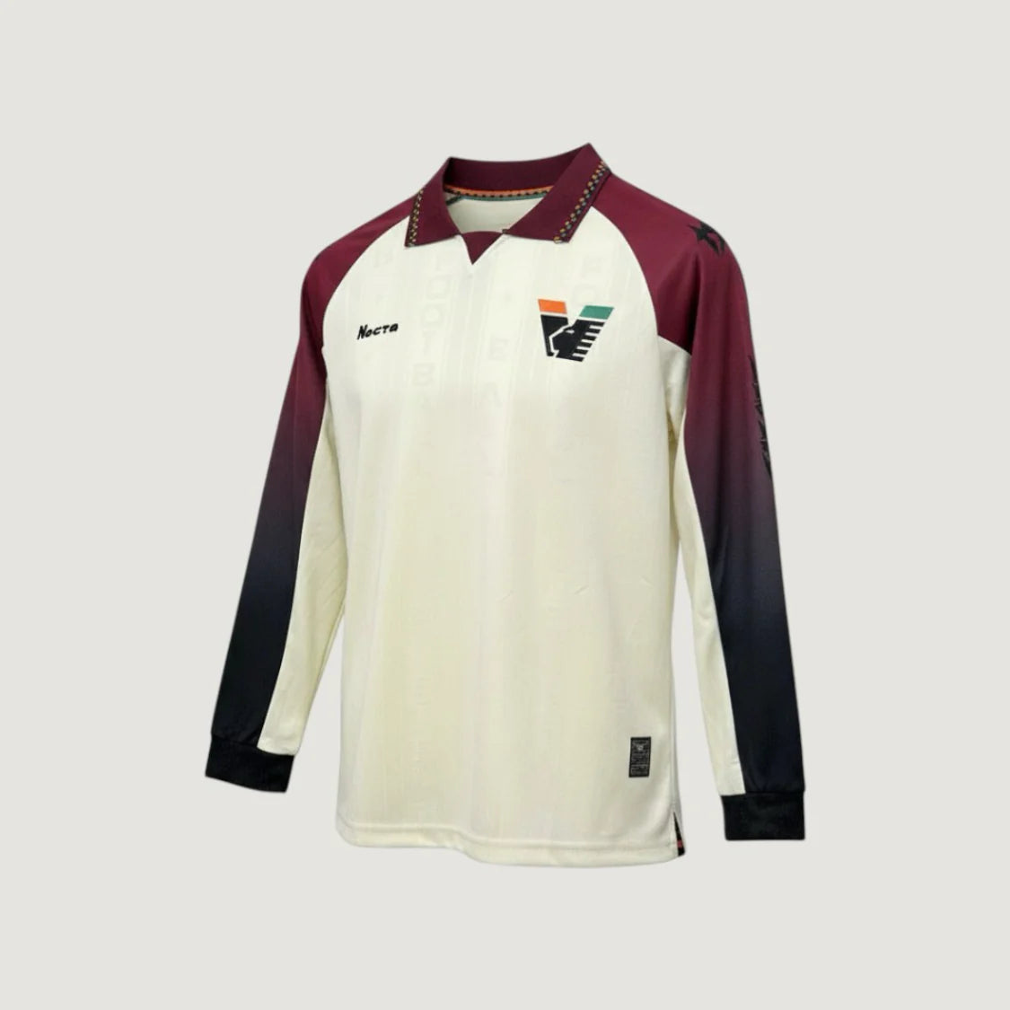 Maillot de foot manches longues blanc et bordeaux, col à motifs, logo sur la poitrine