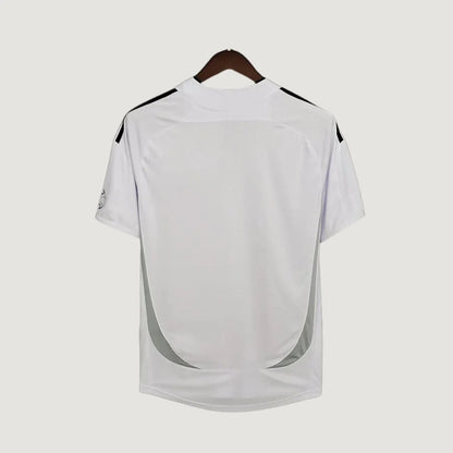 dos d’un maillot de foot blanc avec détails noirs et gris, manches courtes, sur cintre