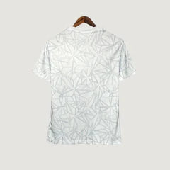 Maillot de foot blanc motif géométrique, dos exposé sur fond neutre.