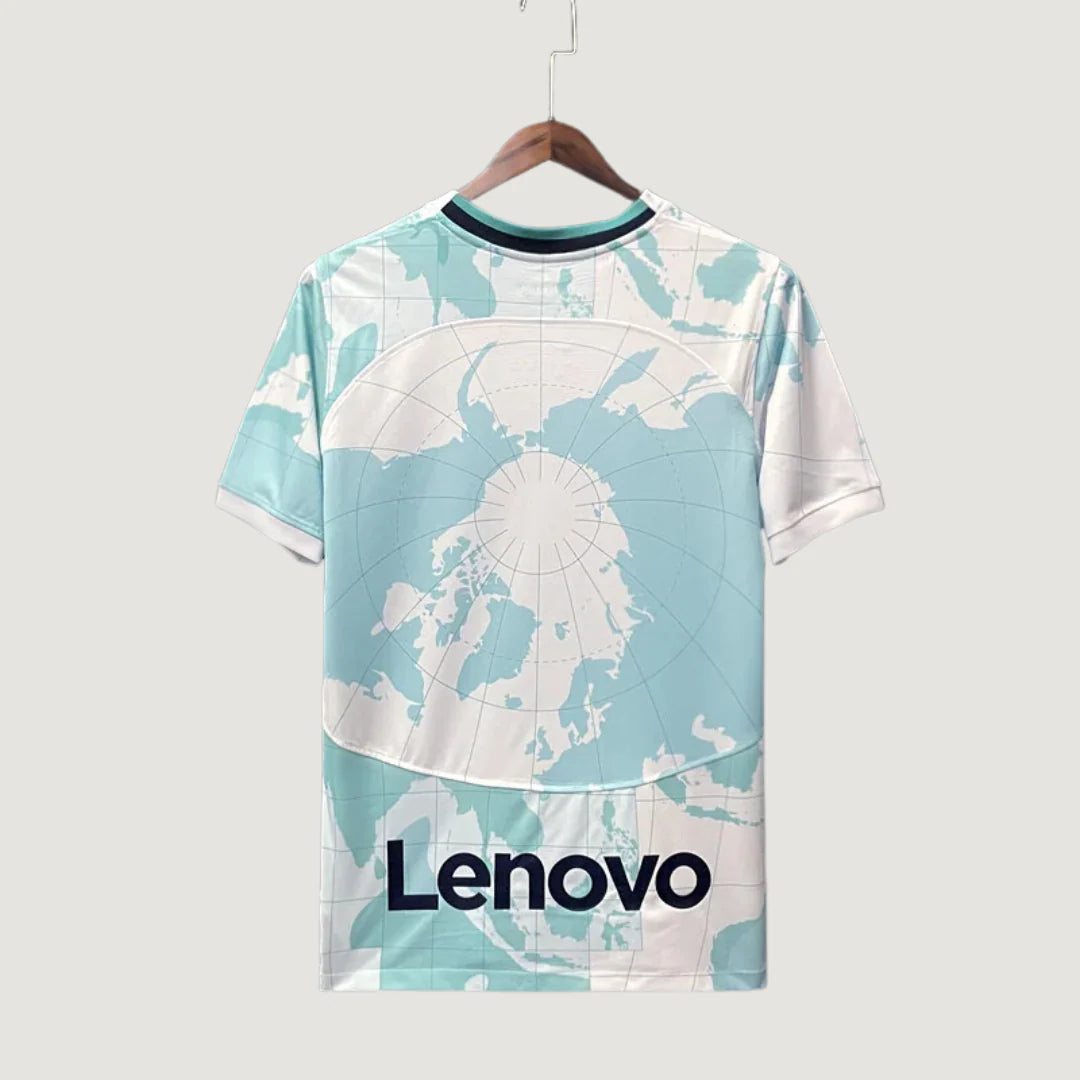Maillot de foot blanc et bleu avec motif carte du monde et logo Lenovo, suspendu sur cintre.