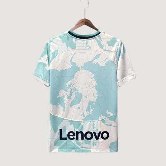 Maillot de foot blanc et bleu avec motif carte du monde et logo Lenovo, suspendu sur cintre.