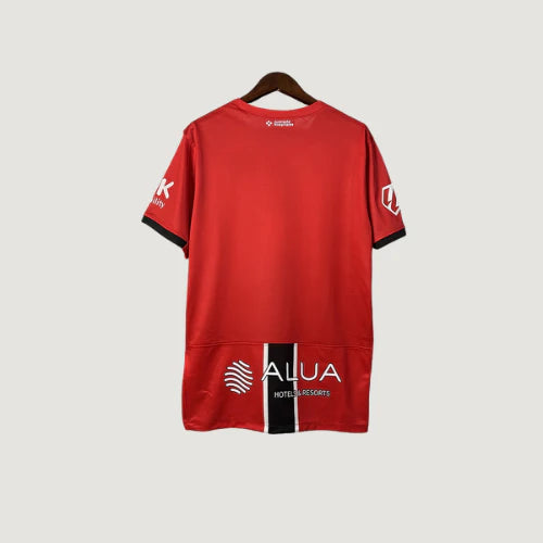 Maillot de football rouge pour homme, dos visible, bande noire, logos sponsors blancs