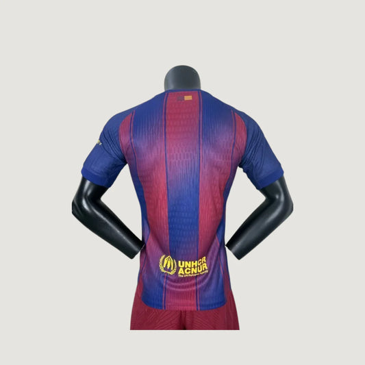 Maillot de foot bleu et bordeaux homme, vu de dos, mannequin, logo UNHCR en jaune