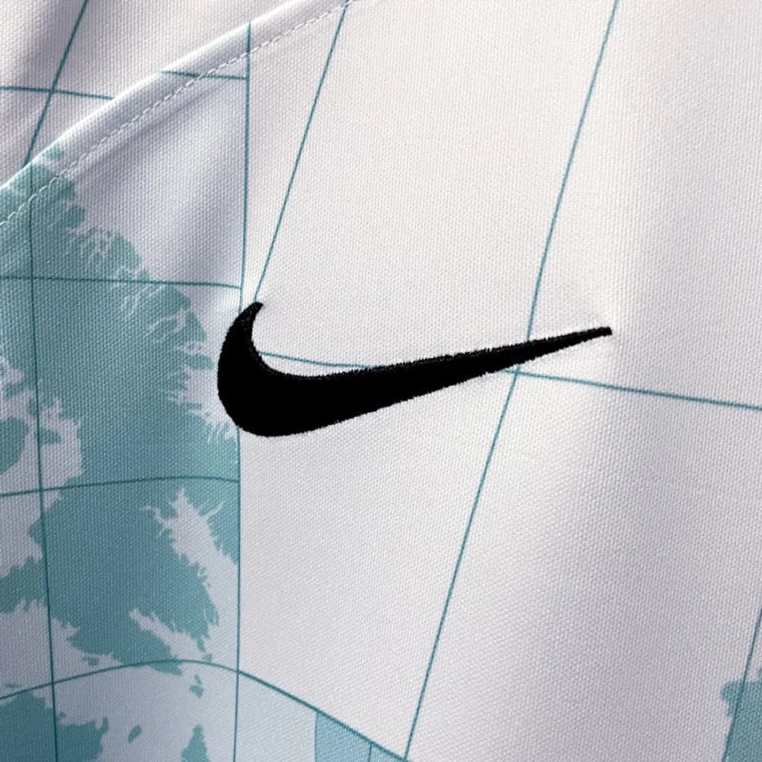 Détail d’un maillot de foot blanc motif carte du monde, logo Nike noir visible