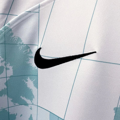 Détail d’un maillot de foot blanc motif carte du monde, logo Nike noir visible