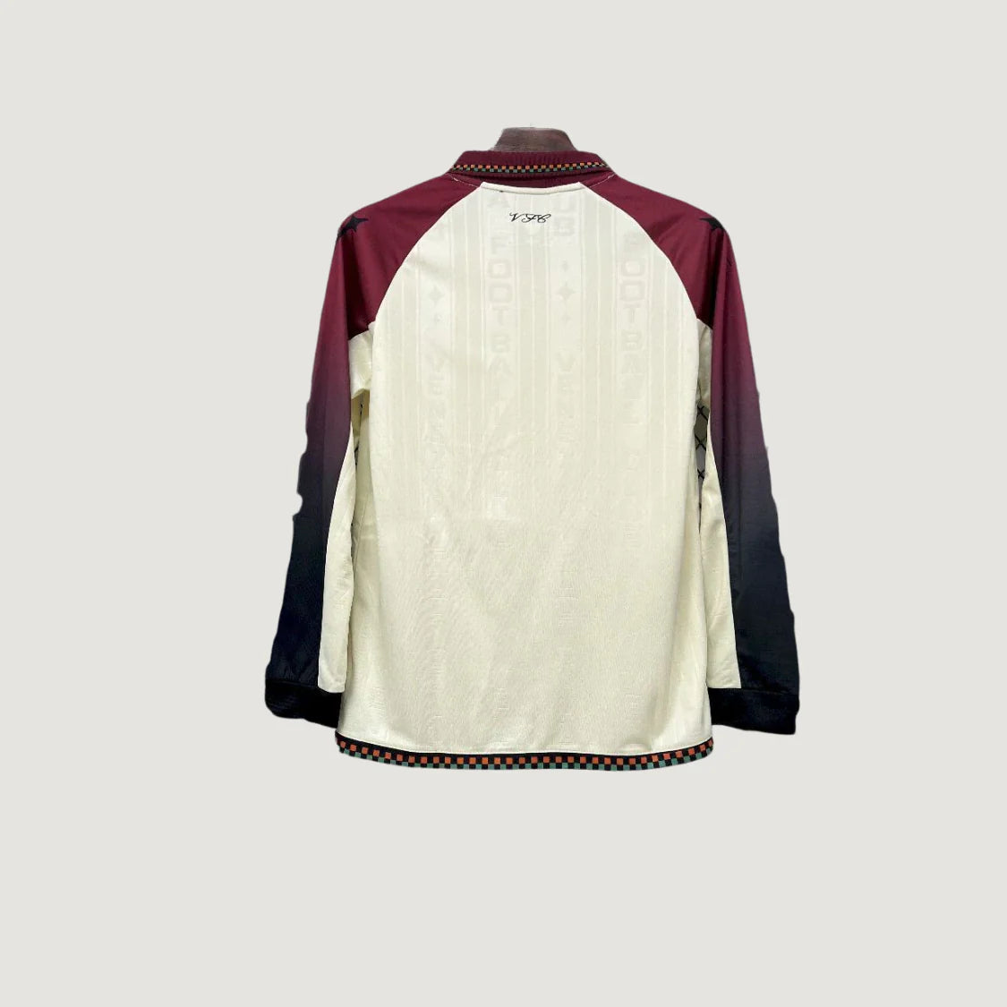 maillot de foot manches longues blanc et bordeaux, dégradé noir, vu de dos