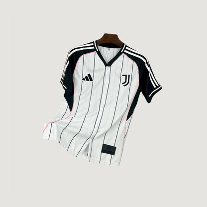 Maillot de foot blanc à rayures noires, manches noires, logo équipe, sur fond clair.