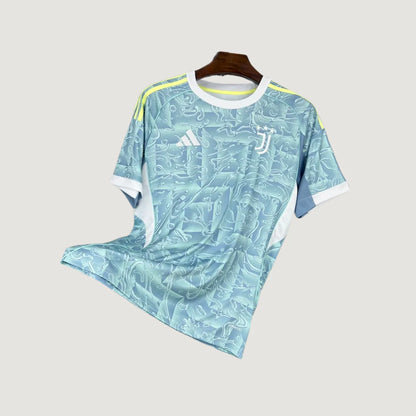 Maillot de foot bleu clair motif abstrait, logo Juventus, bords blancs, bandes jaunes sur épaules.