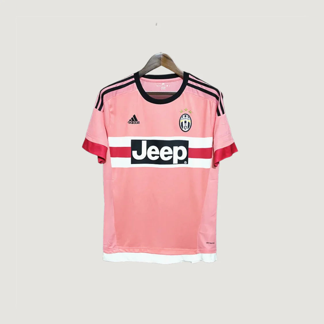 Maillot de foot rose Juventus à manches courtes, logo Adidas, sponsor Jeep, sur cintre.