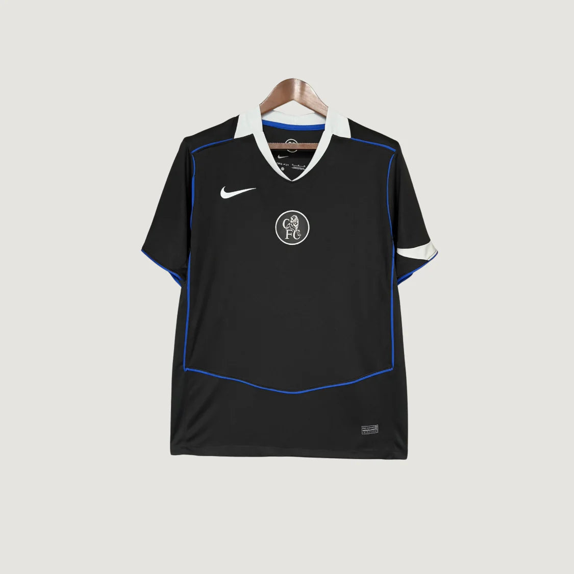 Maillot de foot noir homme, logo CFC, détails bleus et blancs, suspendu sur cintre.