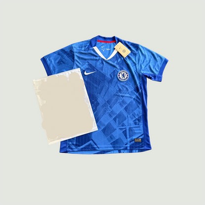Maillot de foot bleu Chelsea Nike avec écusson sur fond clair, pack inclus à côté.