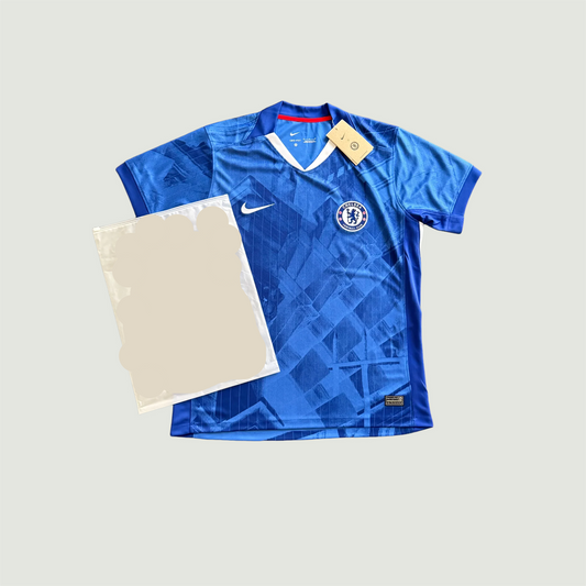 Maillot de foot bleu Chelsea Nike avec écusson sur fond clair, pack inclus à côté.