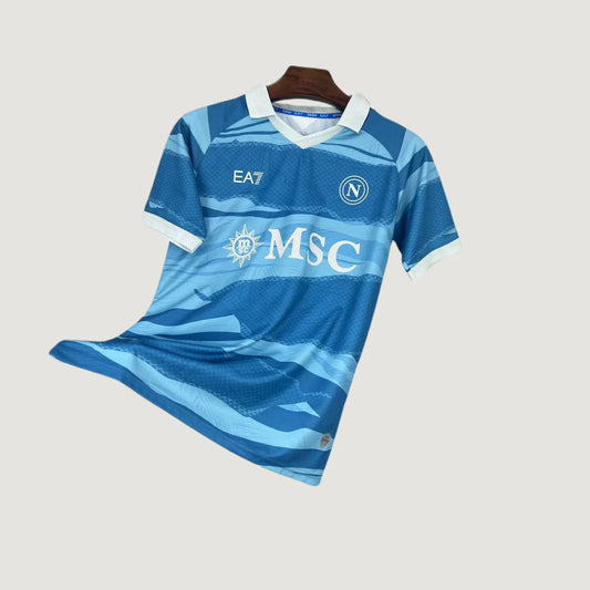 Maillot de football Napoli bleu à motifs, logo MSC, col blanc, manches courtes, suspendu.
