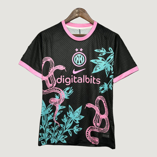 Maillot de foot noir motif serpent rose et feuillage turquoise, logo Inter Milan, col rose.