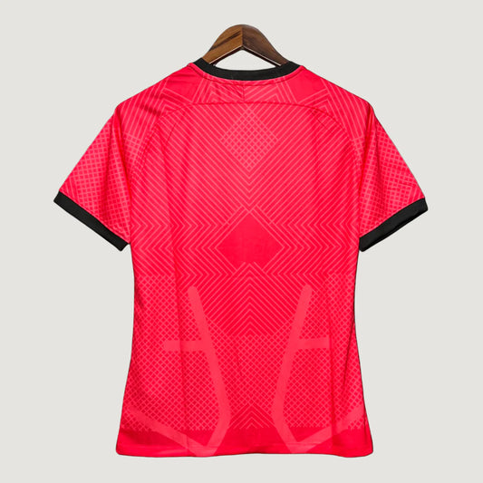 Dos d’un maillot de foot rouge à motifs géométriques, manches courtes, col noir