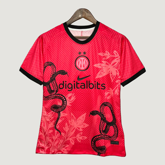 Maillot de foot rouge à motifs serpents noirs, logo Nike, col noir, fleurs graphiques, Inter Milan.