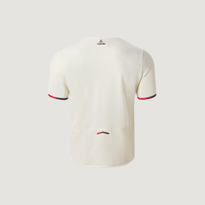 Dos d’un maillot de football blanc avec détails tricolores aux manches, fond uni.